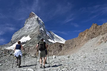Foto auf Acrylglas Matterhorn Wanderung zum Matterhorn in der Schweiz