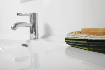 Handtuch und Seife am Waschbecken