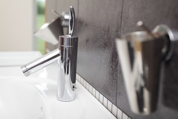 Armaturen und Wasserhahn im Badezimmer