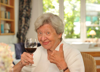 Seniorin trinkt Rotwein II