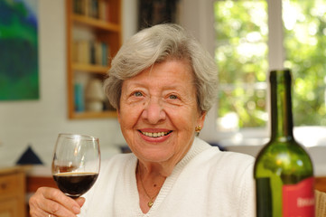 Seniorin trinkt Rotwein IV