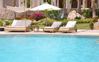 RELAX FRONT OF THE POOL