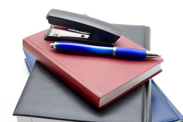 Heftapparat und Kugelschreiber