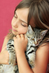 fillette câlinant son chaton