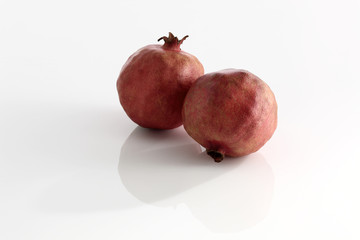 Granataepfel auf weiss