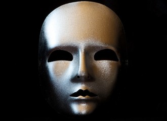 Maske silber auf schwarzem Hintergrund