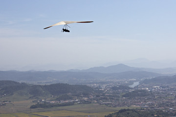 Fototapeta na wymiar Flug mit dem Delta Glider