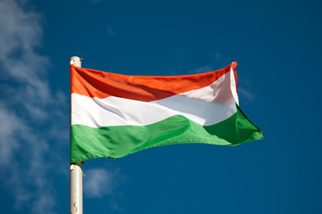 Naklejka na ściany i meble Hungarian flag przeciw błękitne niebo