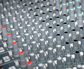 Sound mixing console