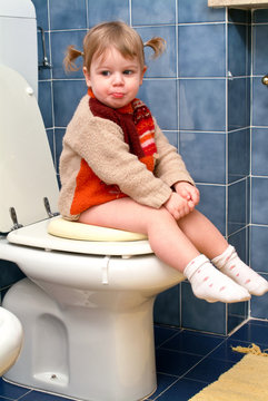 Bambino sul gabinetto