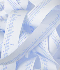 Rechenstreifen mit Zahlen. Kosten, Ausgaben, Umsatz und Gewinn.