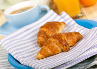 Frühstück mit Croissant,Kaffe,Orangensaft,.Milch