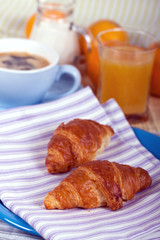 Frühstück mit Croissant,Kaffe,Orangensaft,.Milch