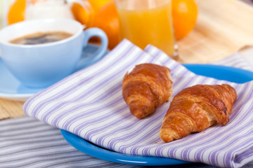 Frühstück mit Croissant,Kaffe,Orangensaft,.Milch