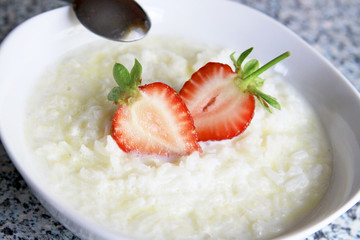 milchreis mit erdbeeren