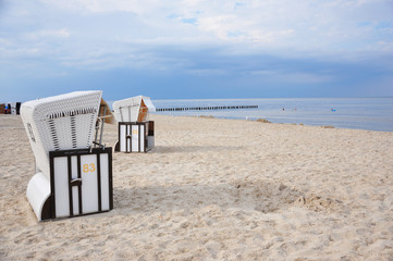 Strandkörbe am Meer
