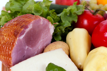 Schinken mit Obst und Gemüse