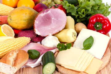 Schinken mit Obst und Gemüse
