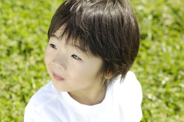 Obraz premium 芝生の上の子供