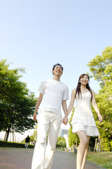 Fototapeta premium 手をつないで散歩をするカップル