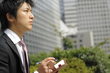 スケジュールに予定を書くビジネスマン