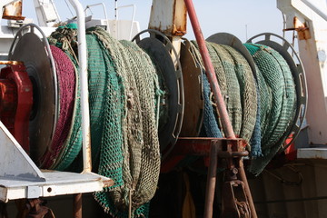 Chalutier et lignes de pêche