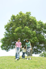 公園を歩くファミリー