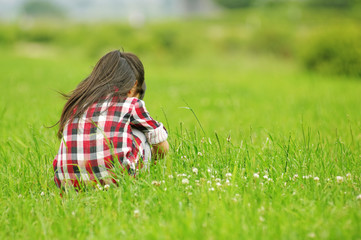 野草をつむ女の子の後姿