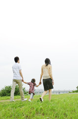 河川敷を歩くファミリーの後姿