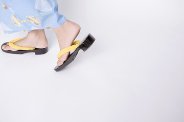 浴衣を着た女性の足元