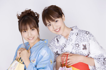 浴衣を着て巾着袋を持つ女性