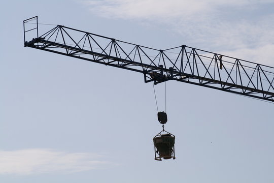 Grua de obra con cazo para el hormigon.