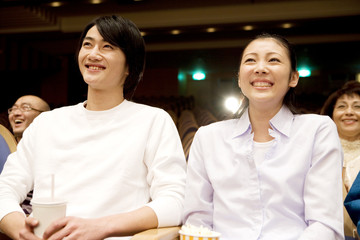 劇場で楽しむ男女
