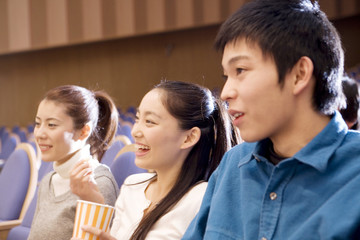 劇場で楽しむ男女