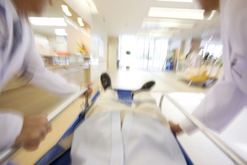 緊急患者を運ぶ医者