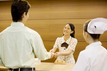 病院の受付風景