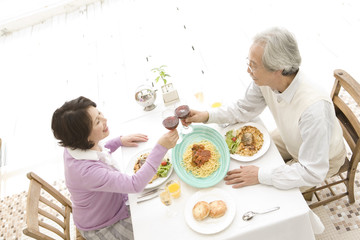 ワインで乾杯するシニア夫婦