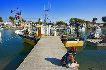 france; charente maritime; ol&eacute;ron; boyardville; port : chalutier