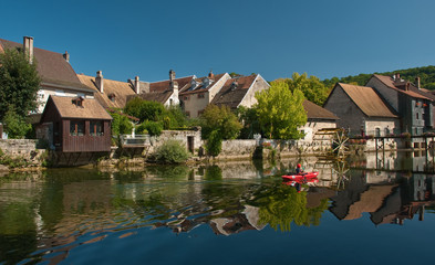 Fototapeta na wymiar Kayak całej wynajmu Ornans, Franche-Comte