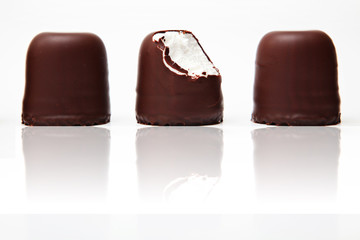 Konzept Innovation: angebissener Schokokuss