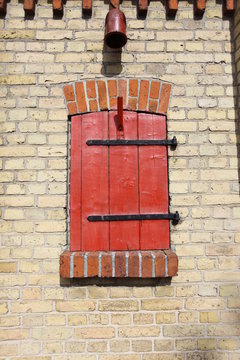 Roter Fensterladen - Red window shutter