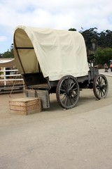 vieille carriole &agrave; chevaux dans une rue non pav&eacute;e