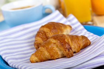 Frühstück mit Croissant,Kaffe,Orangensaft,.Milch