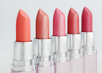 Obraz premium Color lipsticks arranged in line isolated on white