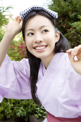 手ぬぐいを頭にのせた女性