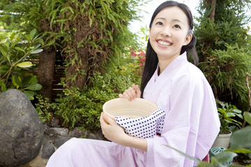 桶を持った浴衣女性
