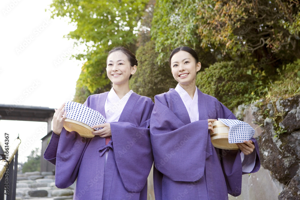 Wall mural 桶を持って歩く浴衣女性2人