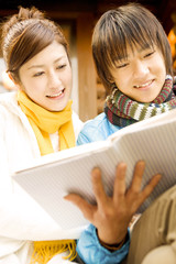 一緒に本を読んでいるカップル