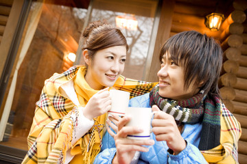 マグカップを手に持っているカップル