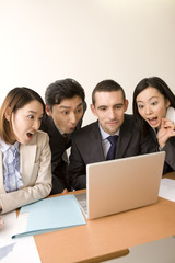 Fototapeta premium パソコンを囲むビジネスマンとol